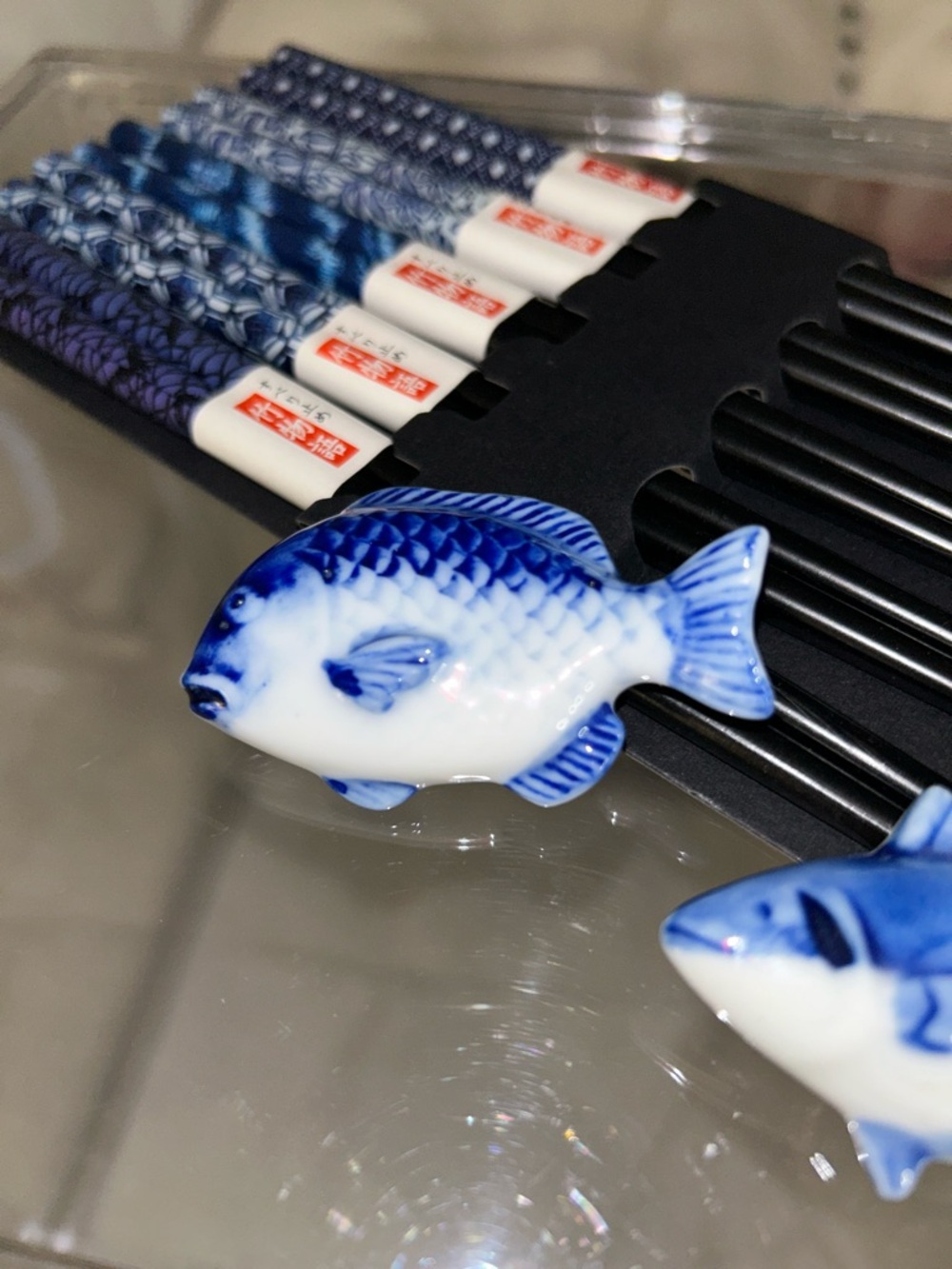 Set Of 4 Blue Wood Chopsticks & Set Of 2 Blue Ceramic Fish Chopstick Holders New - Picture 3 of 7
